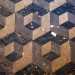 Sul pavimento, nonostante la polvere, sono ancora visibili le antiche cementine a forme geometriche...